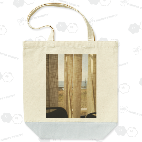 窓辺から見える海