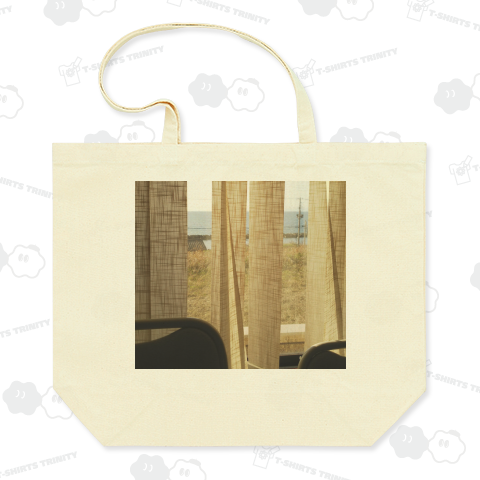 窓辺から見える海