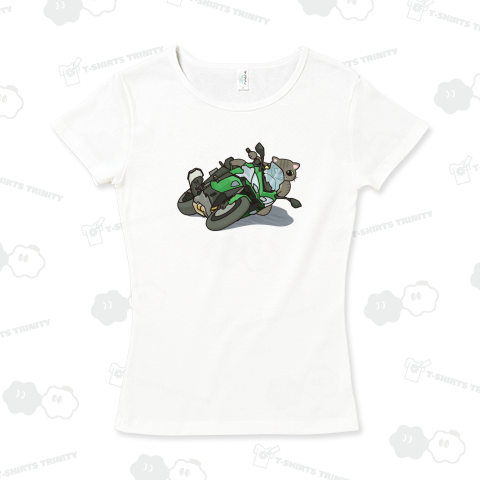 バイクを乗りこなす猫