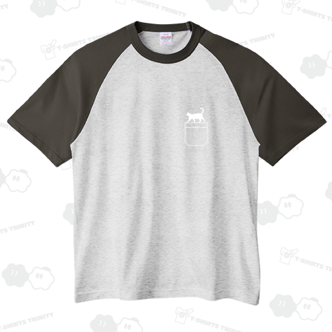 ポケットを歩く白猫