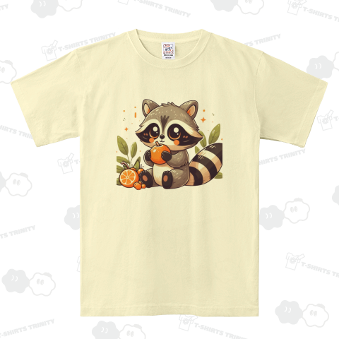 Raccoon eating a mandarin orange(みかんを食べる狸)