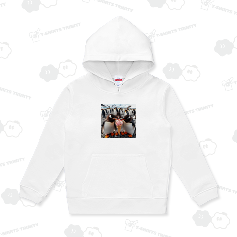 南極でアイスクリームを食べているペンギン