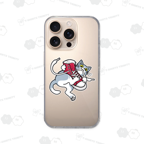 スニーカーの靴ひもに夢中な猫_赤靴