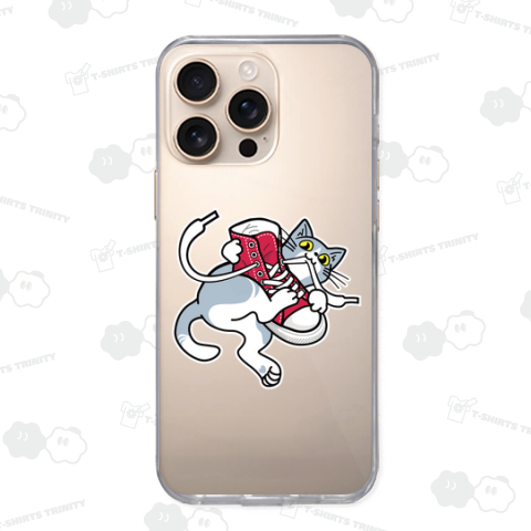 スニーカーの靴ひもに夢中な猫_赤靴