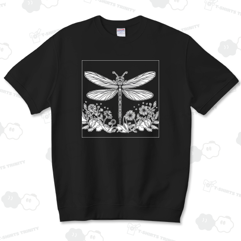 月の柔らかな光に照らされて、まるで夢の中にいるかのような猫