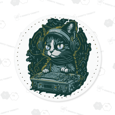 音声機材を操作する猫