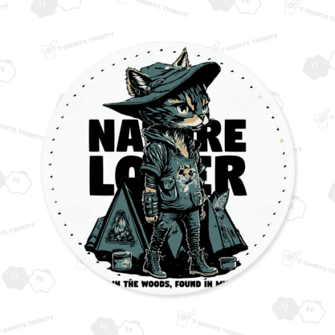 自然を愛するキャンプ猫